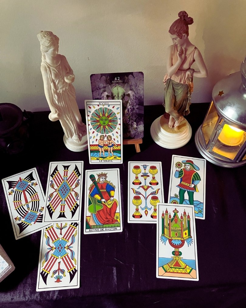 altar image of reading with the hekatean path oracle and tarot de marseille
